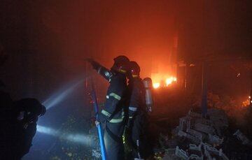 آتش‌سوزی سردخانه خرما در بم پس از هفت ساعت مهار شد+فیلم