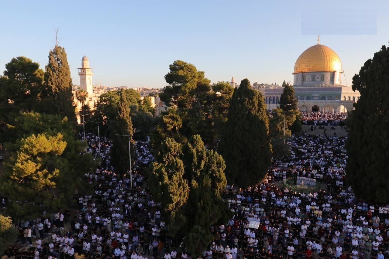 Des milliers de Palestiniens accomplissent la prière de l'Aïd al-Fitr à la mosquée Al-Aqsa