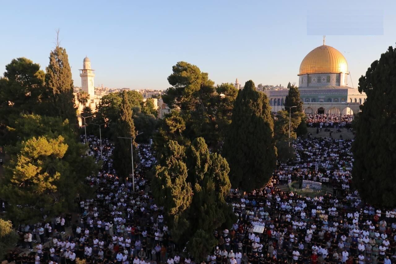 Miles de palestinos celebran oraciones de Eid al-Fitr en la Mezquita Al-Aqsa