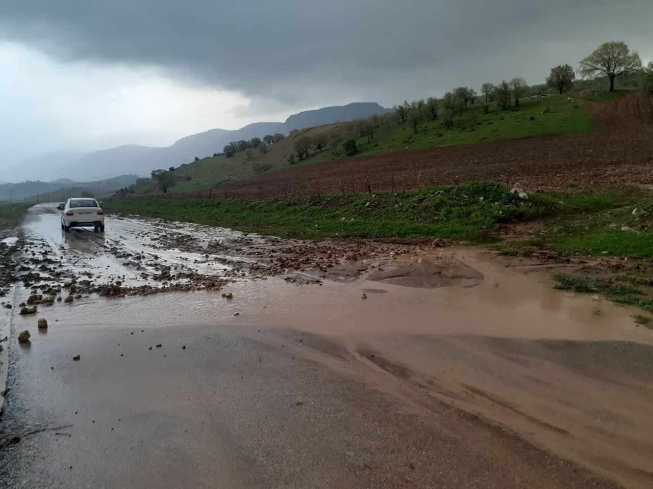 بارش باران بخشی از راه های بخش گواور گیلانغرب را مسدود کرد