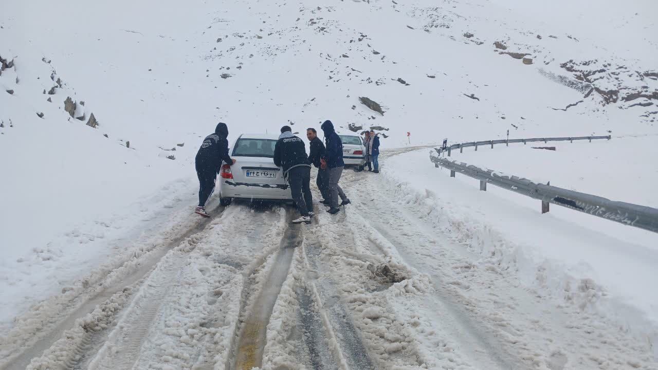 برف بهاری گردشگران خلخال را غافلگیر کرد