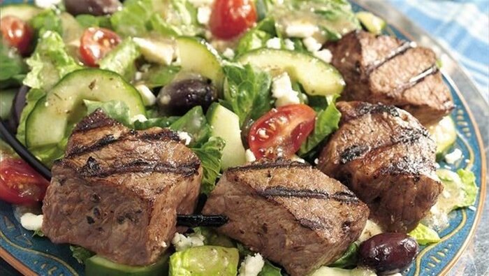 کباب با سالاد گوجهفرنگی، بادام و نعنا؛ غذایی سالم برای کمخونها