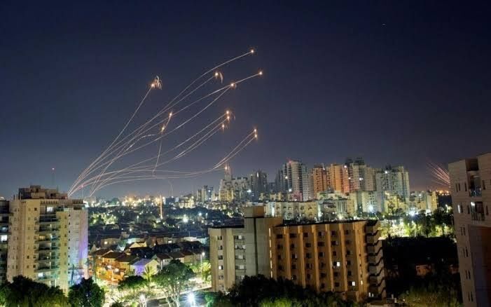 شاهد/ الحرس الثوري الإيراني يشن هجوما بالمسيرات والصواريخ على اهداف اسرائيلية في فلسطين المحتلة
