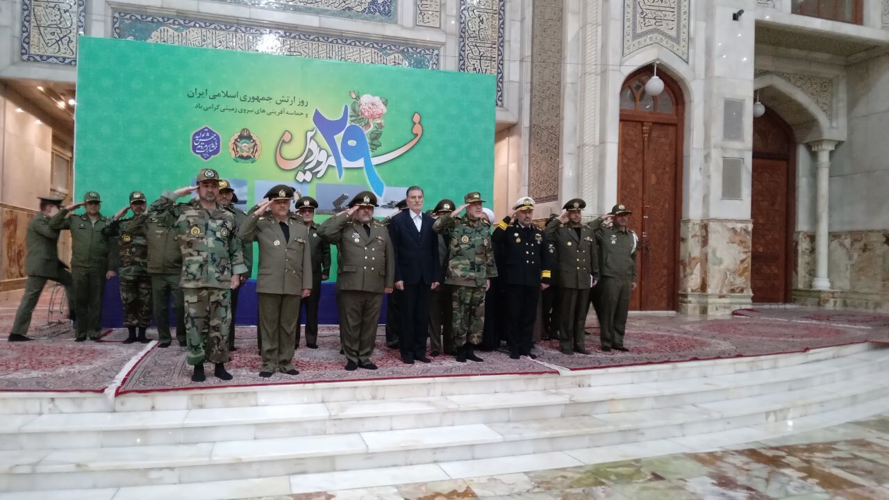 قادة وقوات من الجيش الايراني يجددن العهد والبيعة لمبادىء مفجر الثورة الاسلامية