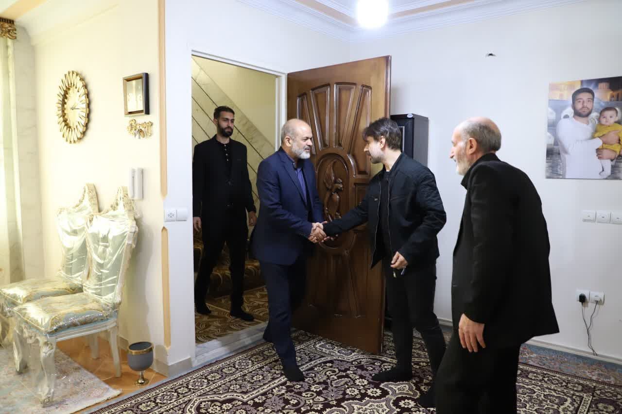 وزیر کشور با خانواده  شهید بهروز واحدی در کرج دیدار کرد