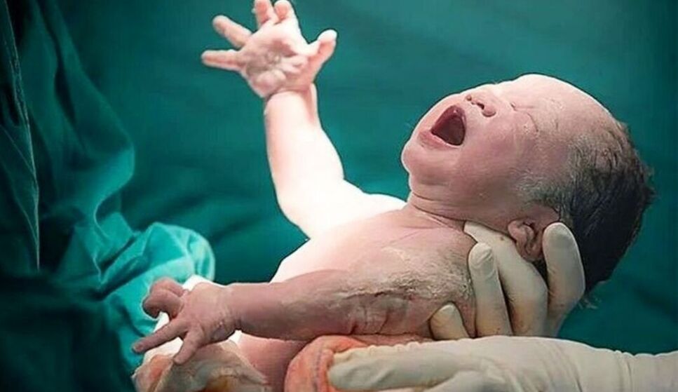 نوزاد افغانستانی در آمبولانس تخت جمشید متولد شد
