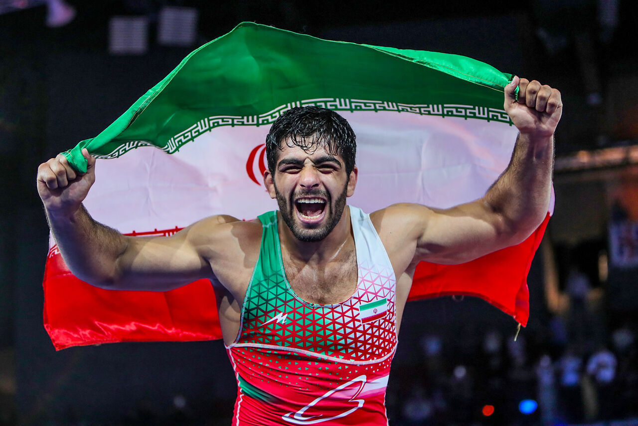 مصارع إيراني یحصد الميدالية الذهبیة ببطولة اسيا للمصارعة الرومانية