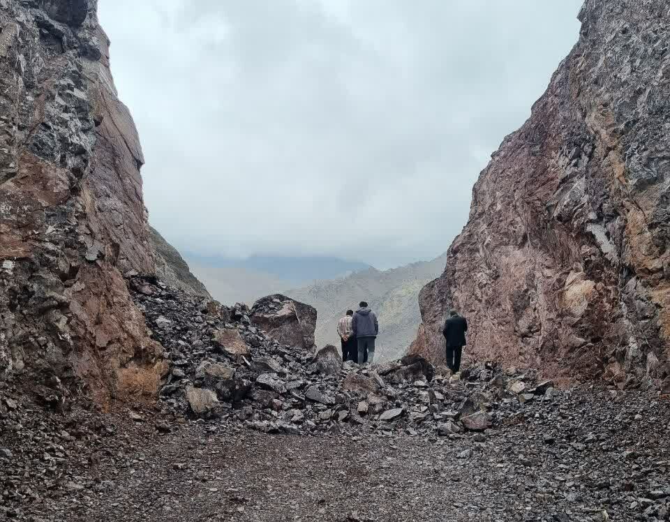 راه ۲ روستای بم به دلیل ریزش کوه مسدود شد