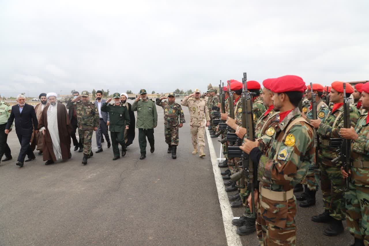 رژه نیروهای مسلح به مناسبت روز ارتش در زاهدان برگزار شد