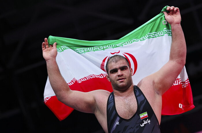 صدرنشینی موقت پرسپولیس به امید باخت استقلال و درخشش کشتی ایران در آسیا