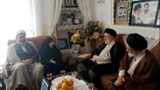 رییس جمهور با مادر شهیدان طوسی در دامغان دیدار کرد