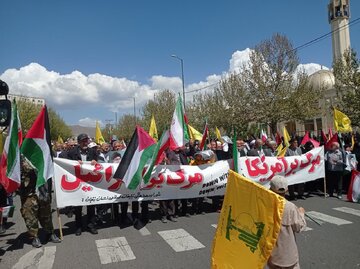 نمازگزاران زنجانی در حمایت از عملیات وعده صادق راهپیمایی کردند