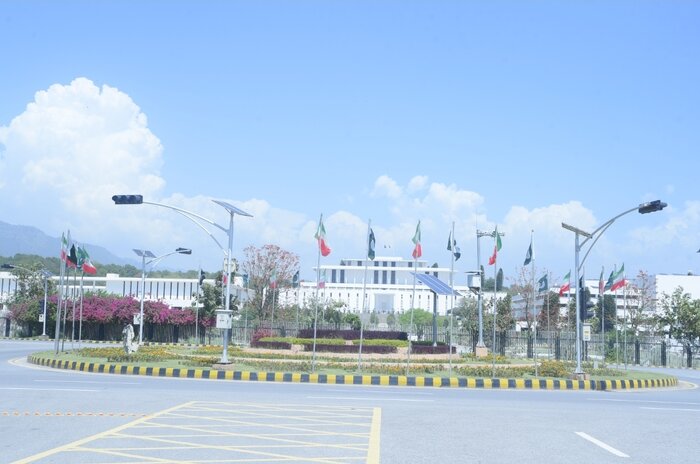 پایتخت پاکستان، مزین به تصاویر رئیس جمهوری اسلامی ایران + عکس