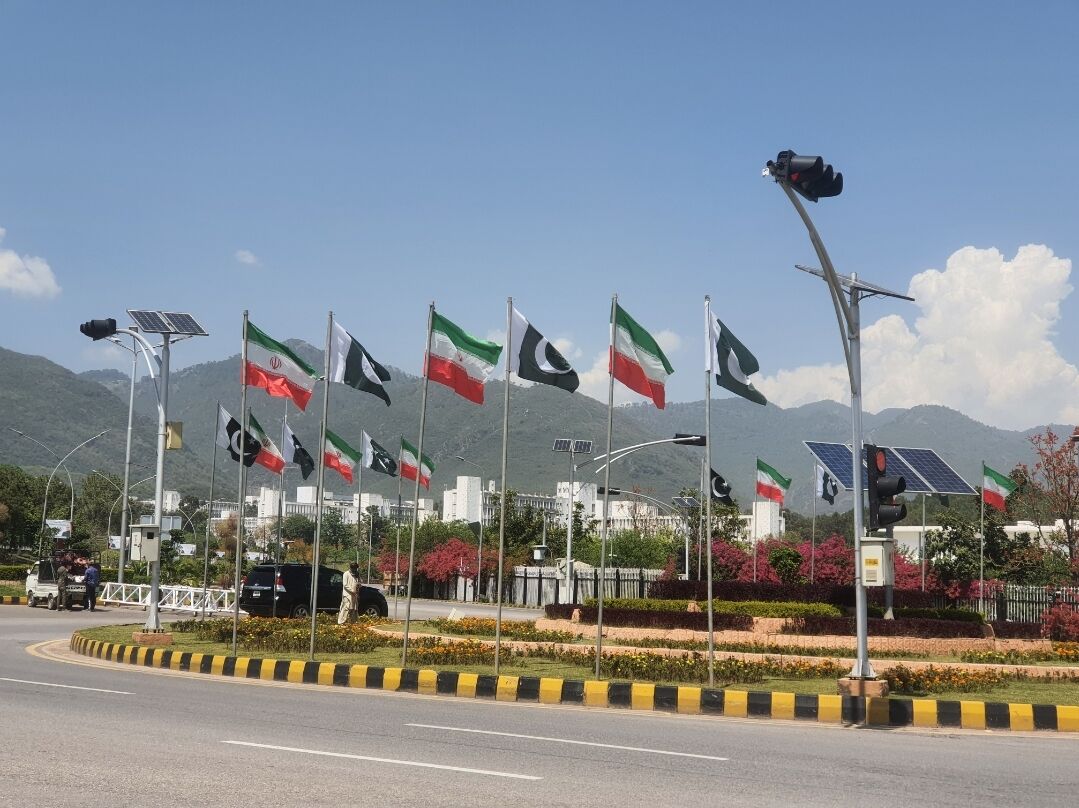 پایتخت پاکستان، مزین به تصاویر رئیس جمهوری اسلامی ایران + عکس - ایرنا