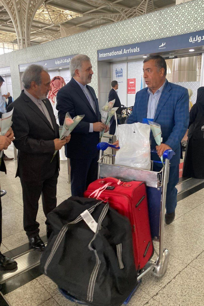 ورود اولین گروه عمره‌گزار ایرانی به مدینه منوره با استقبال سفیر کشورمان