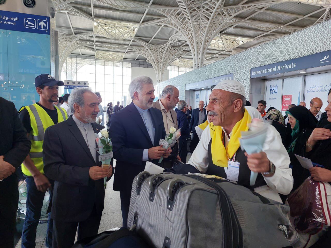 ورود اولین گروه عمره‌گزار ایرانی به مدینه منوره با استقبال سفیر کشورمان