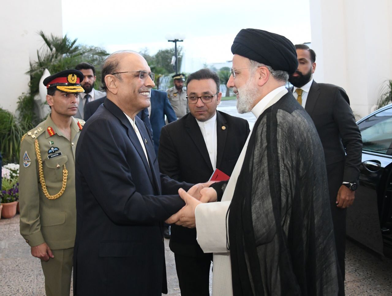 الرئيسان الايراني والباكستاني يلتقيان في اسلام اباد