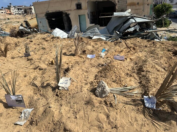 الفلسطينيون ينتشلون مئات الجثامين من مقابر جماعية بخان يونس