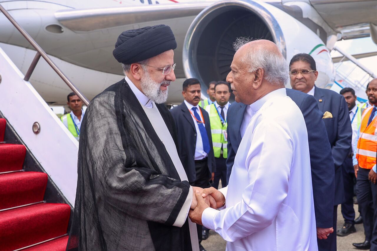رئیس جمهور با استقبال نخست وزیر سریلانکا وارد این کشور شد