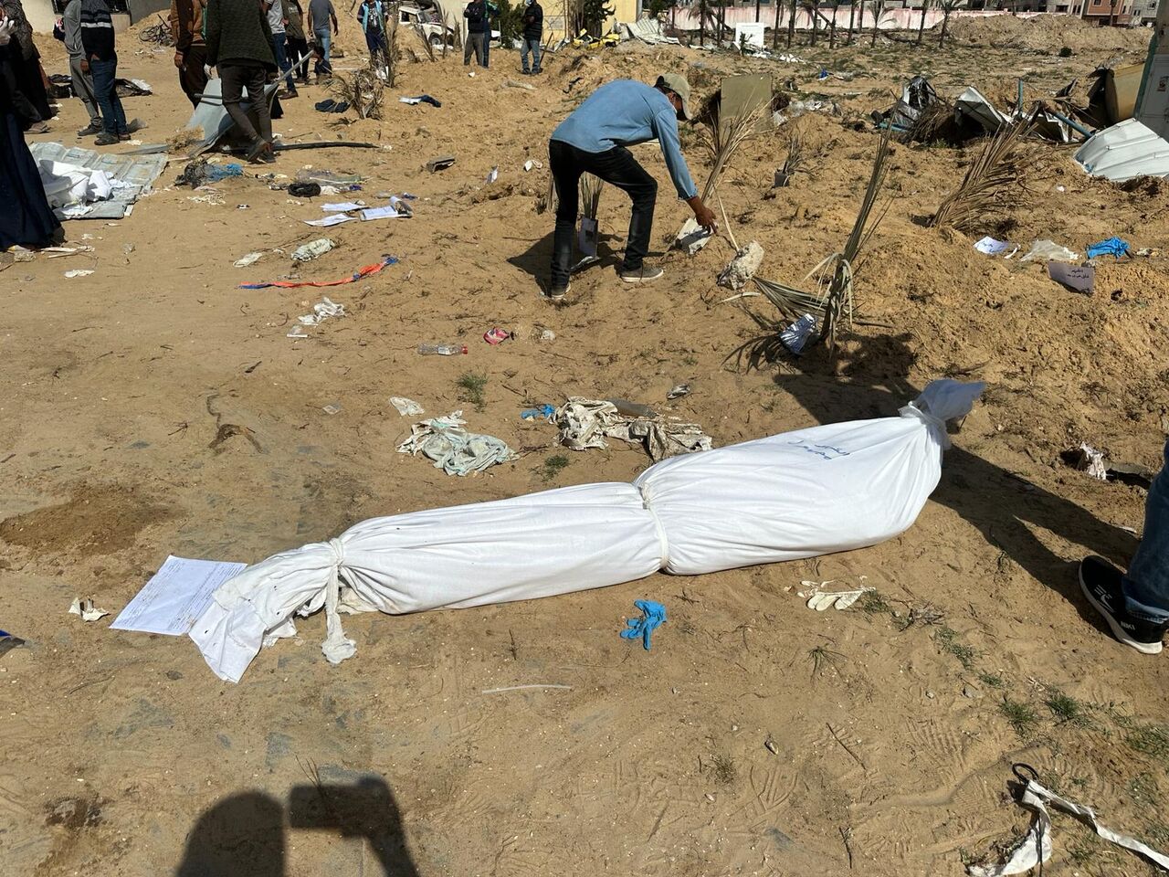 الفلسطينيون ينتشلون مئات الجثامين من مقابر جماعية بخان يونس