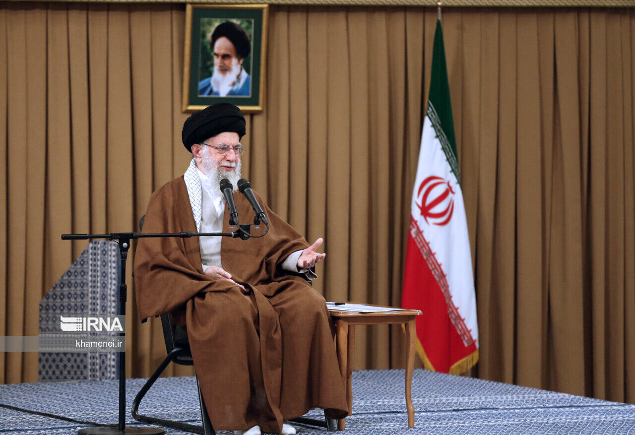 قائد الثورة الإسلامیة: من المستحیل ان تركع ایران أمام العقوبات