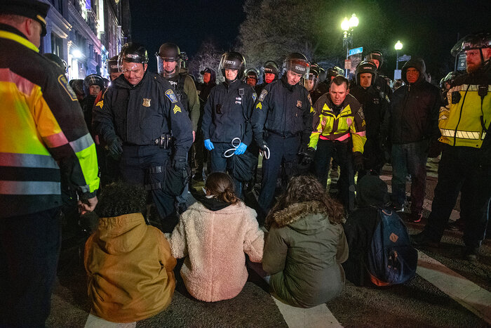 تداوم خشونت پلیس آمریکا با دانشجویان و بازداشت دو استاد دانشگاه  