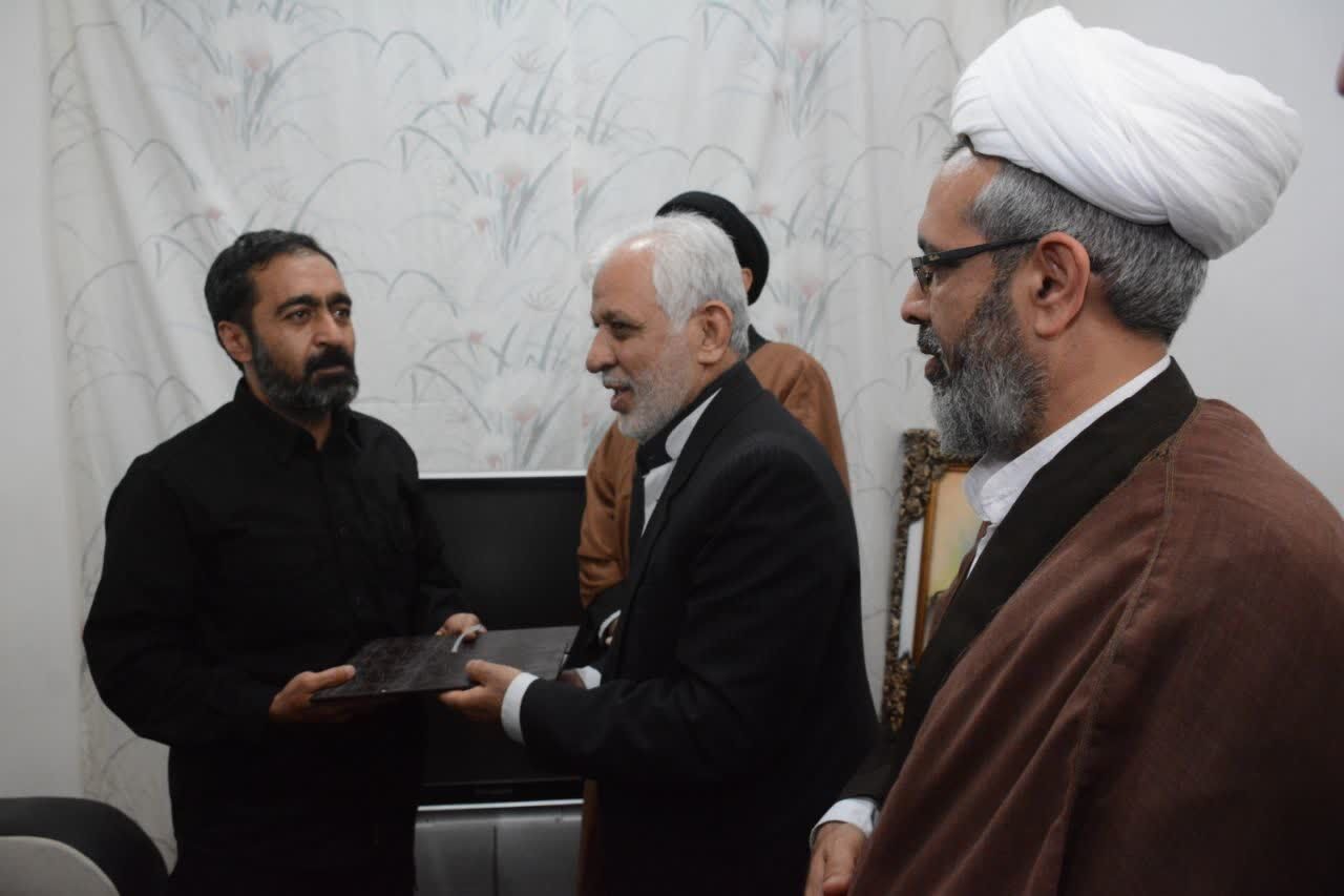 استاندار لرستان با خانواده شهید عباس صالحی روزبهانی دیدار کرد