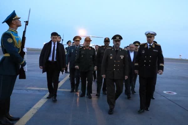 وزير الدفاع الايراني يصل إلى العاصمة الكازاخية آستانا