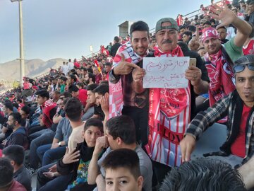 فیلم | حضور پرشور هواداران آلومینیوم و پرسپولیس در ورزشگاه امام خمینی(ره) اراک
