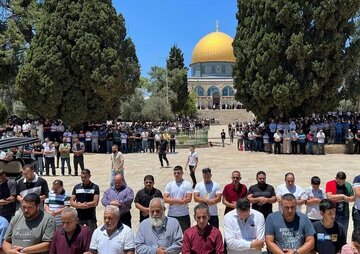 Des milliers de Palestiniens assistent à la prière du vendredi à la mosquée Al-Aqsa malgré les restrictions israéliennes