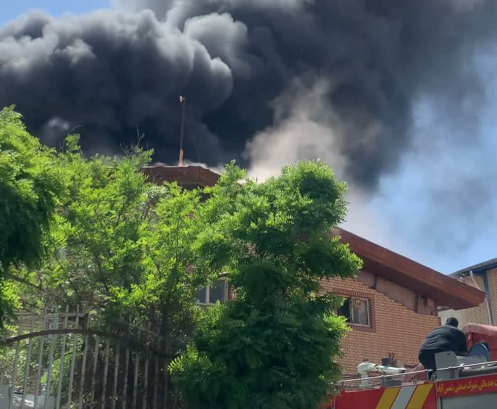 آتش‌سوزی کارخانه مبل در شهرک صنعتی شمس‌آباد خسارت تلفات جانی نداشت