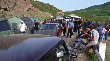 ارامنه معترض به مرزبندی جدید ارمنستان و آذربایجان، بزرگراهی را مسدود کردند