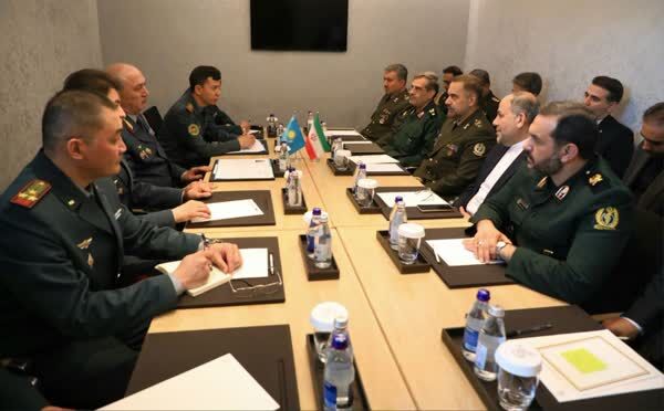 وزير الدفاع الايراني يؤكد الاستعداد لتطوير التعاون الدفاعي مع كازاخستان
