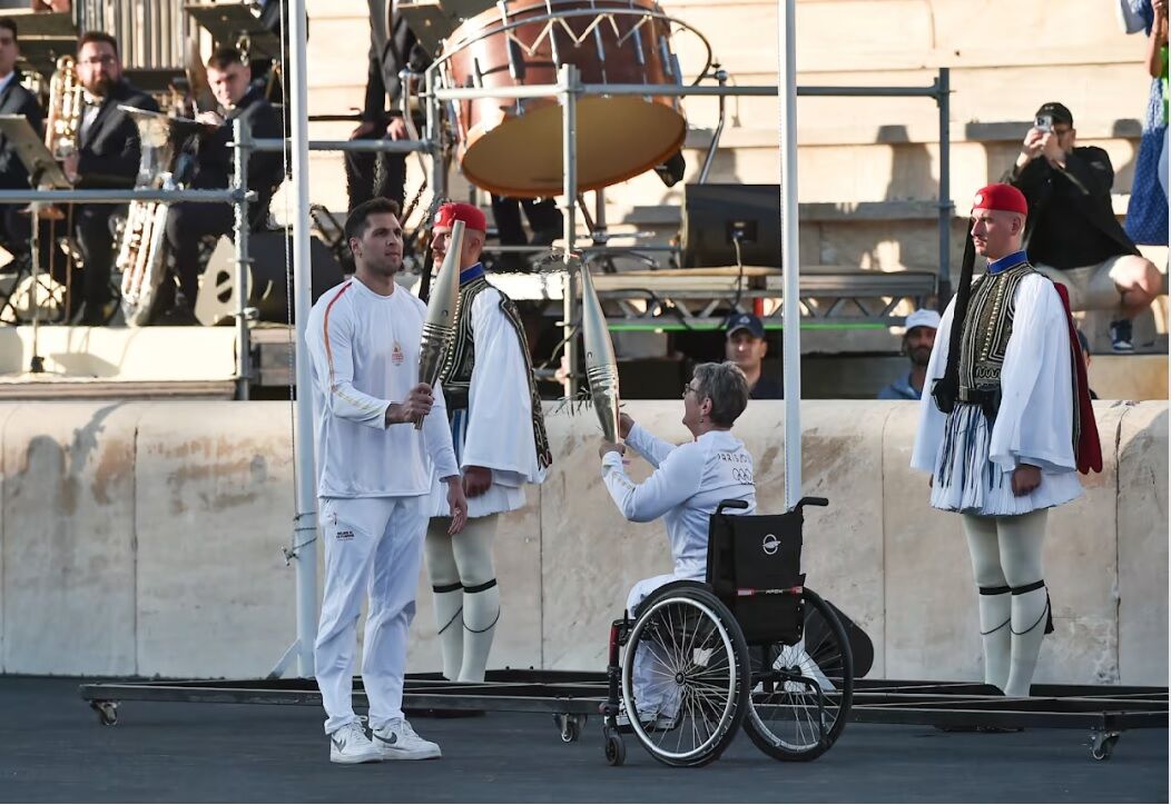 یونانی‌ها مشعل المپیک را به پاریس تحویل دادند