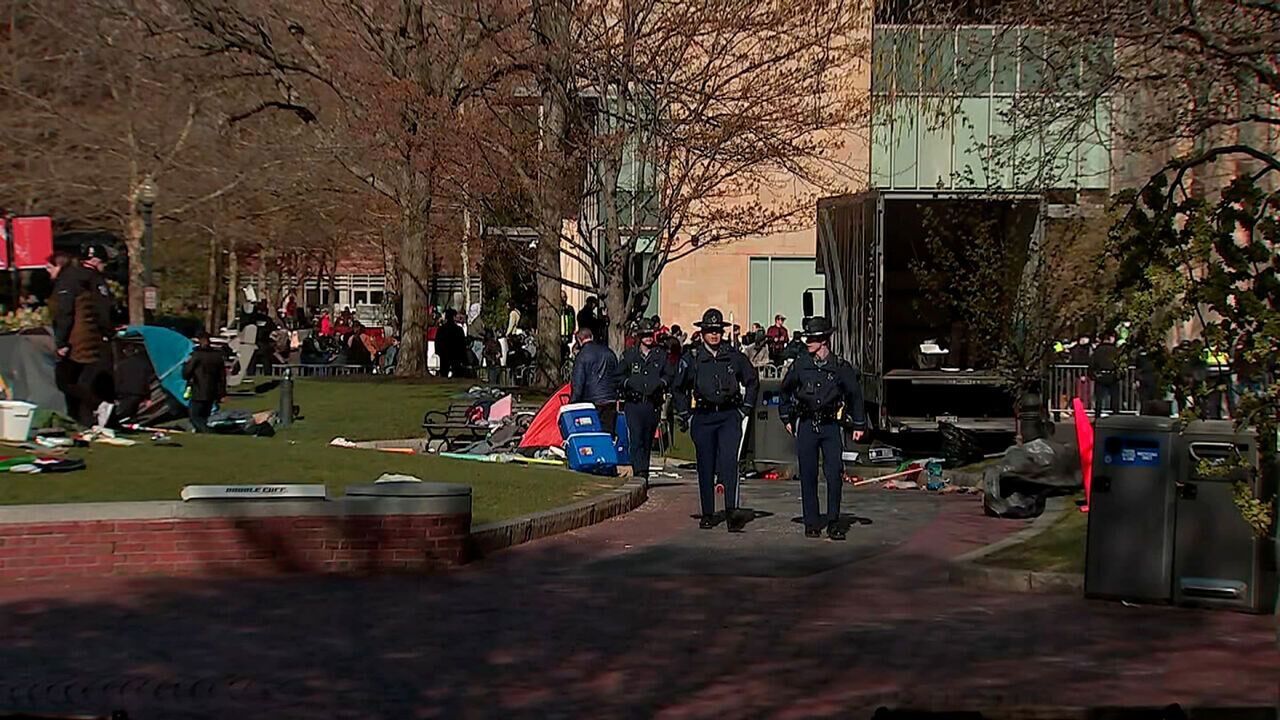 Amerika polisi şənbə günü Northeastern Universitetində 100-ə yaxın adamı həbs edib