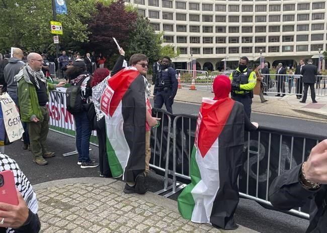 تجمع مخالفان جنگ غزه در خیابان‌های محل سخنرانی بایدن + فیلم