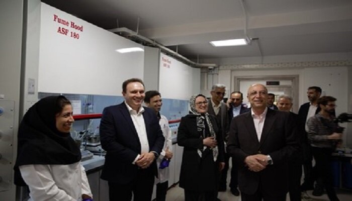 با حضور وزیر علوم تحقیقات و فناوری بخش تحقیق و توسعه شرکت آوان بهمن شیمی افتتاح شد