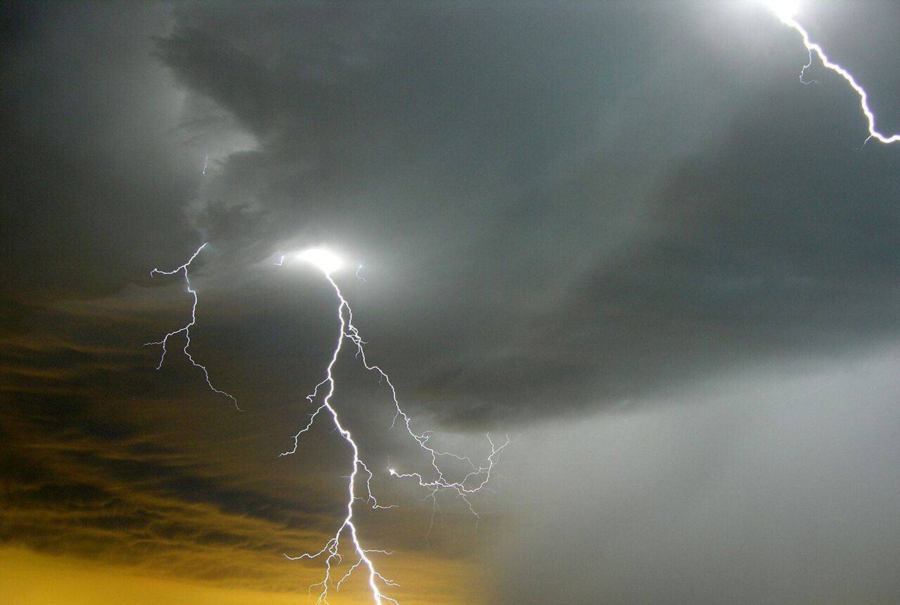 رگبار باران و رعد و برق در اکثر مناطق کشور رگبار باران و رعد و برق در اکثر مناطق کشور