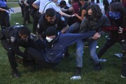 Policía de EEUU reprime protesta en favor de Palestina de estudiantes de la Universidad de Virginia