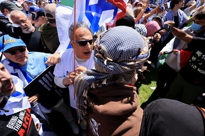 Clash between pro-Palestinian protestors with supporters of Israel at UCLA