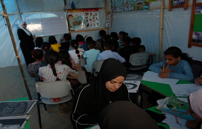 برپایی کلاس درس دانش آموزان فلسطینی در چادرها