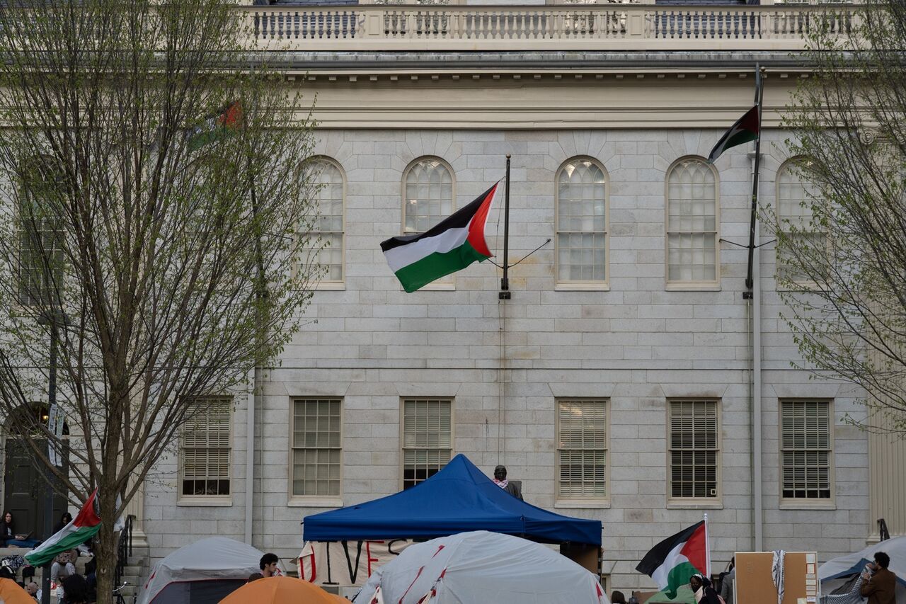 دانشجویان دانشگاه هاروارد پرچم فلسطین را به جای پرچم آمریکا برافراشتند+فیلم