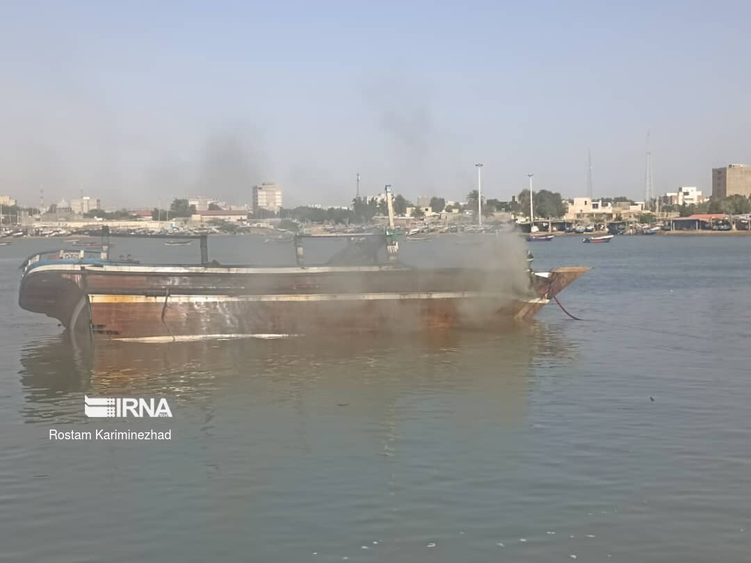 آتشسوزی ۲ فروند لنج در بندر شهدای هفت تیر چابهار/ یک نفر فوت کرد