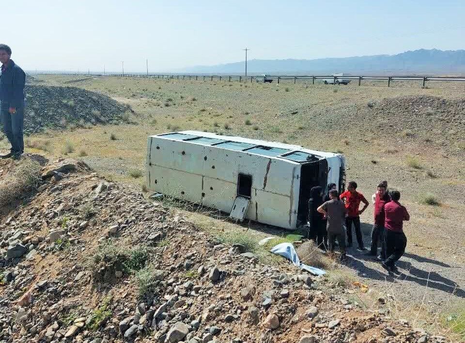 قصور متصدی راه، علت واژگونی مینی‌بوس کارگران در جاده کاشمر اعلام شد