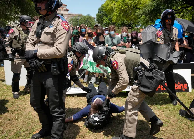 پلیس از اسپری فلفل برای متفرق کردن معترضان در دانشگاه تگزاس استفاده کرد