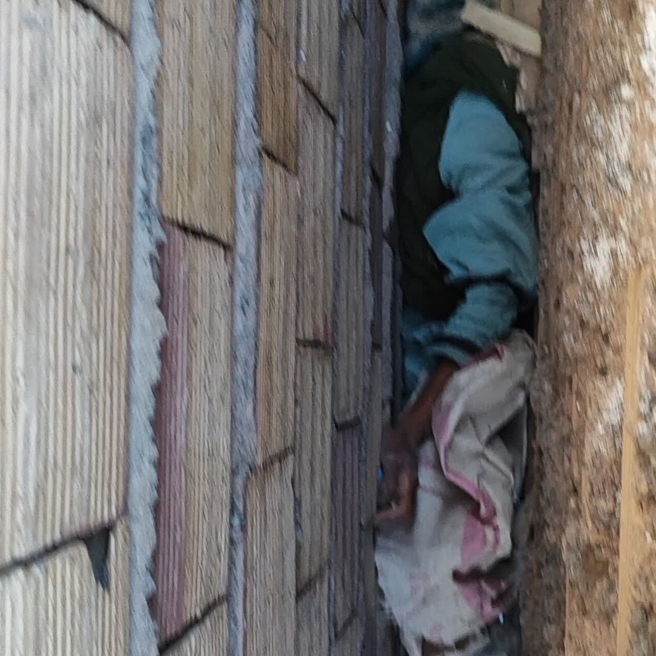 زنی گرفتار میان دو دیوار بعد از ۴ روز نجات یافت+فیلم