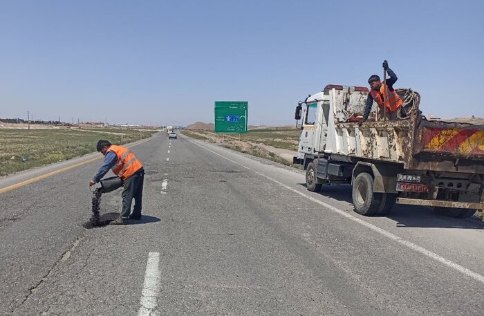 مردم و پلیس راه خراسان رضوی برای پر کردن چاله های جاده ای این استان دست به بیل شدند