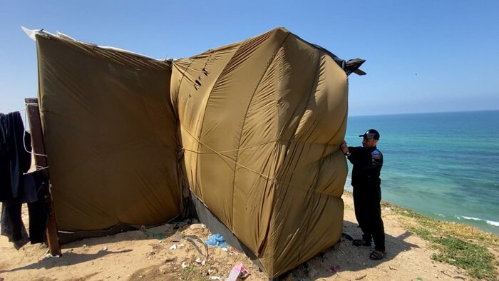 مظلات المساعدات الغذائية لإقامة الخيام في قطاع غزة