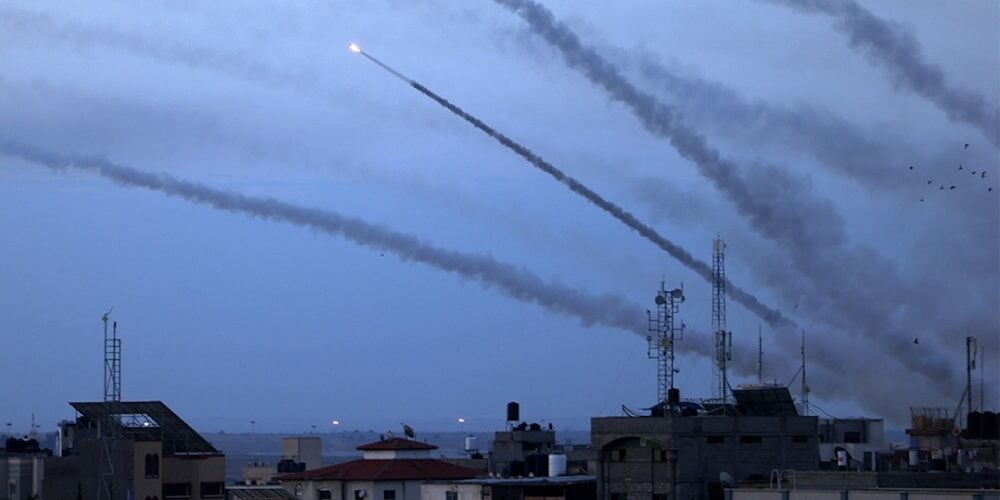 المقاومة الفلسطينية تدكّ مستوطنات غلاف غزة برشقاتٍ صاروخية