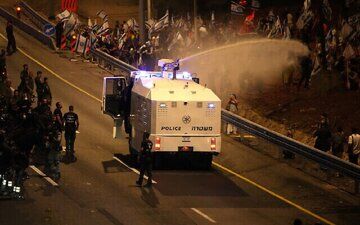 Zionist police violently clash with anti-Netanyahu protesters